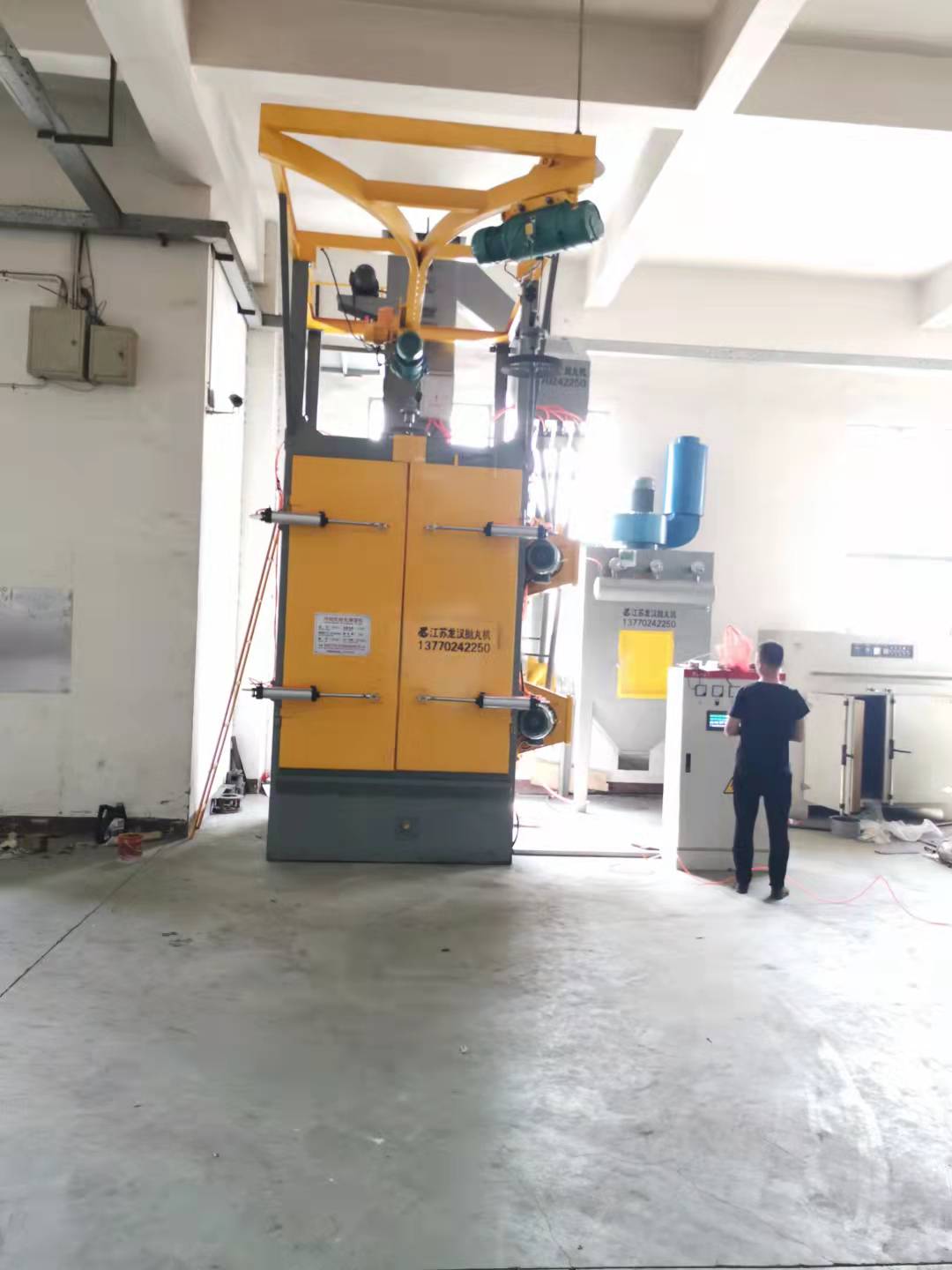 五金件單吊鉤式拋丸機（上海現(xiàn)場）